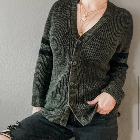 Express layered gold coin necklace - Picture 4 of 14